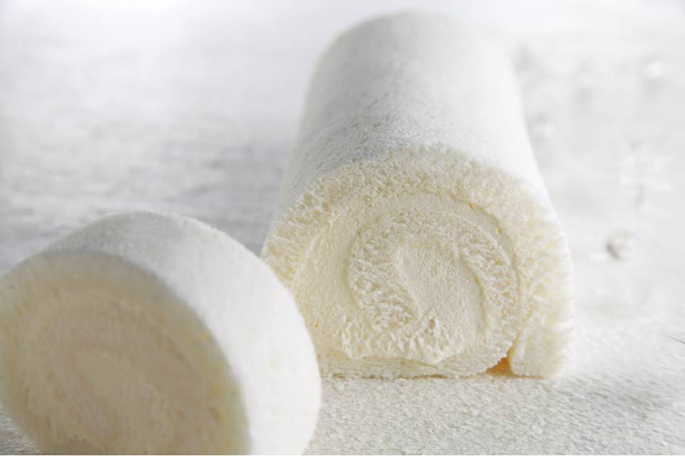 白色海綿蛋糕捲